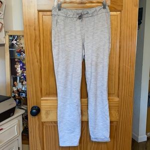 Lululemon on the fly 7-8 pants size 6